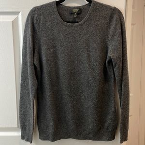 Crew neck grey cashmere sweater